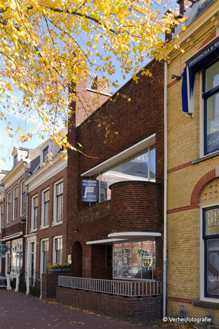 De voor zichzelf ontworpen woning van De Vries toont gelijkenis met die van zijn leermeester Elte.
              <br/>
              Annemarieke Verheij, 2015-10-25